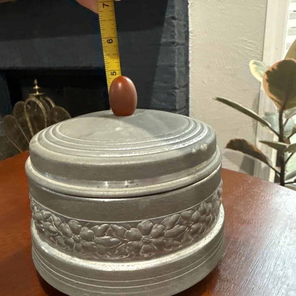 VTG Aluminum Musical Powder jar/vanity box Dogwood Band Bakelite Handle/Finial